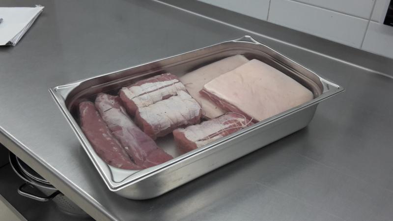 Gepökeltes Fleisch, wird abgewaschen und danach ca.2 Stunden gewässert und  48 Stunden Luftgetrocknet.