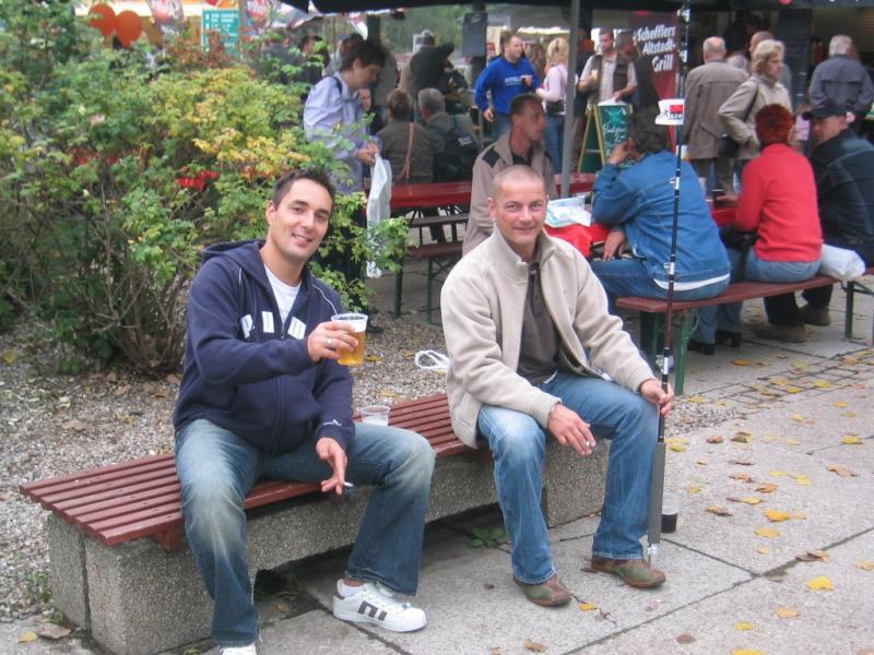 Heidi und Sven, Messe Leipzig. Seine neue Angel tauscht Sven noch nicht mal gegen ein Bier!