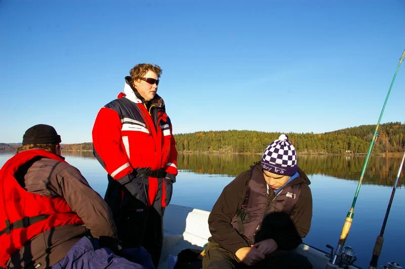 Jonte (stehend) ist unser Angelführer auf Camping 45. Sitzend Stefan und Fillip, zwei Nachbarn von mir.
