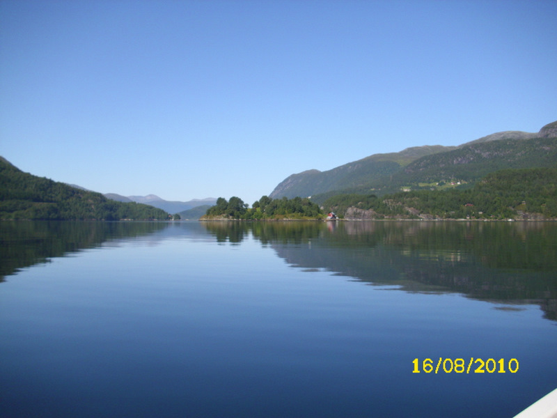 kein Wind und keine Wellen -
der Fjord ist wie ein Spiegel
