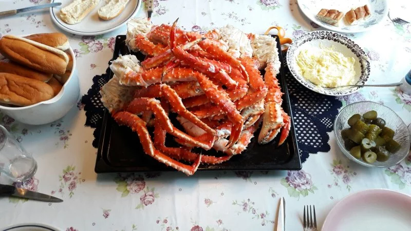 Mal kein Fisch zum Abendbrot: Königskrabben-Beine für vier Personen.