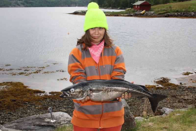 Marie Luise mit dem ersten Fisch ihres Lebens