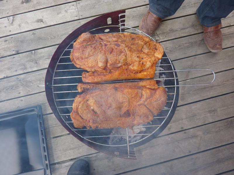 Mehr als zwei Steaks passten nicht auf den Grill. Grill zu Klein