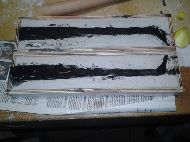 Mit schwarzem Silicon gefüllt