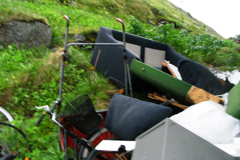 Müll direkt unter dem Fenster einiger Schlafzimmer