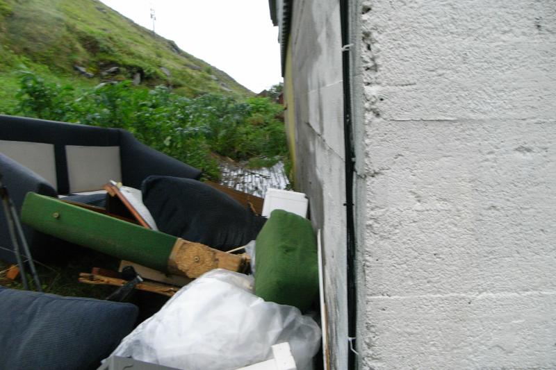 Müll hinter dem Hotel, neben dem Eingang