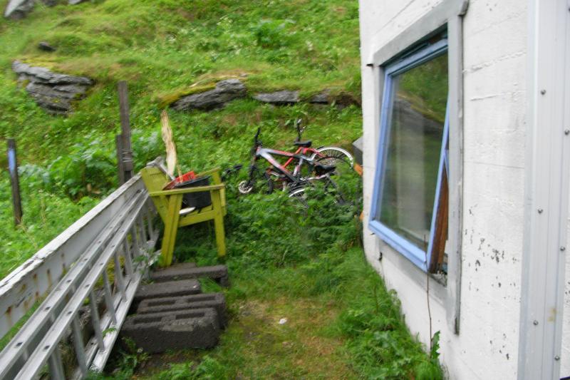 Müll neben dem Eingang zum Hotel