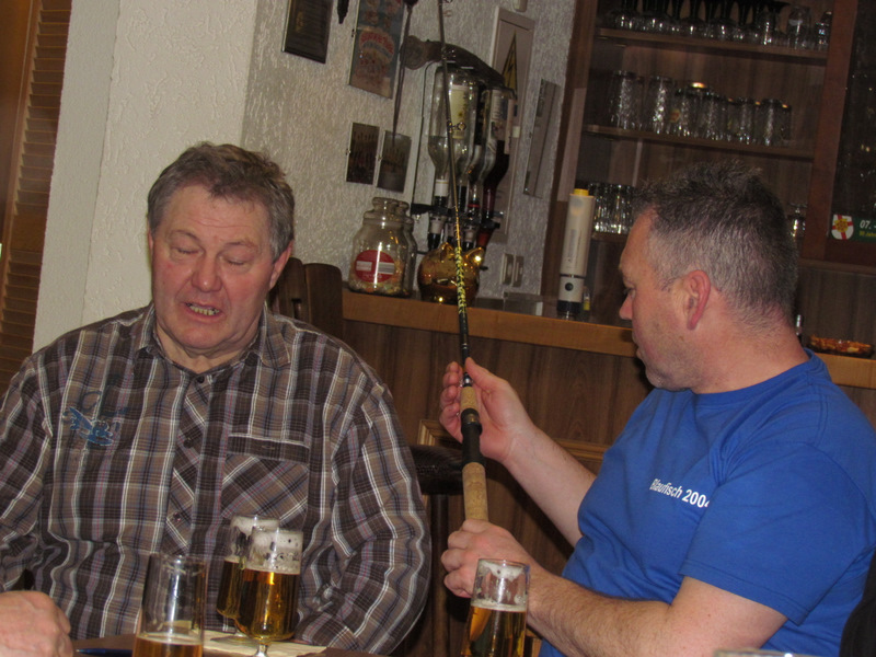 Nach den Trockenübungen entfernt Mario den Drilling aus Joachims Hinterteil.