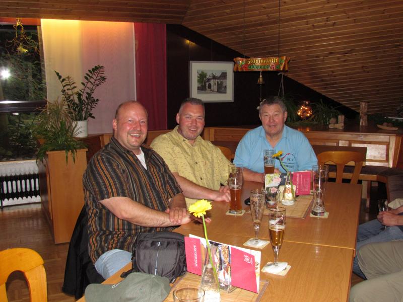 NAF Stammtisch in Lindenholzhausen.
Links: Alex (Alex 67)
Mitte: Mario (Blaufisch 2004)
Rechts: Joachim (Rutetester)