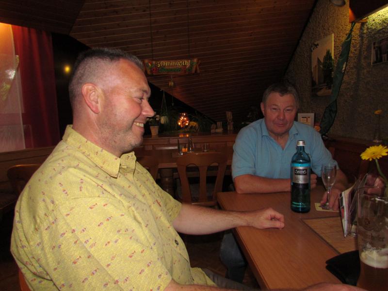 NAF Stammtisch Lindenholzhausen

Vorne: Mario und im Hintergrund Joachim
Das Wasser vor Joachim dient nur als Alibi ;-))