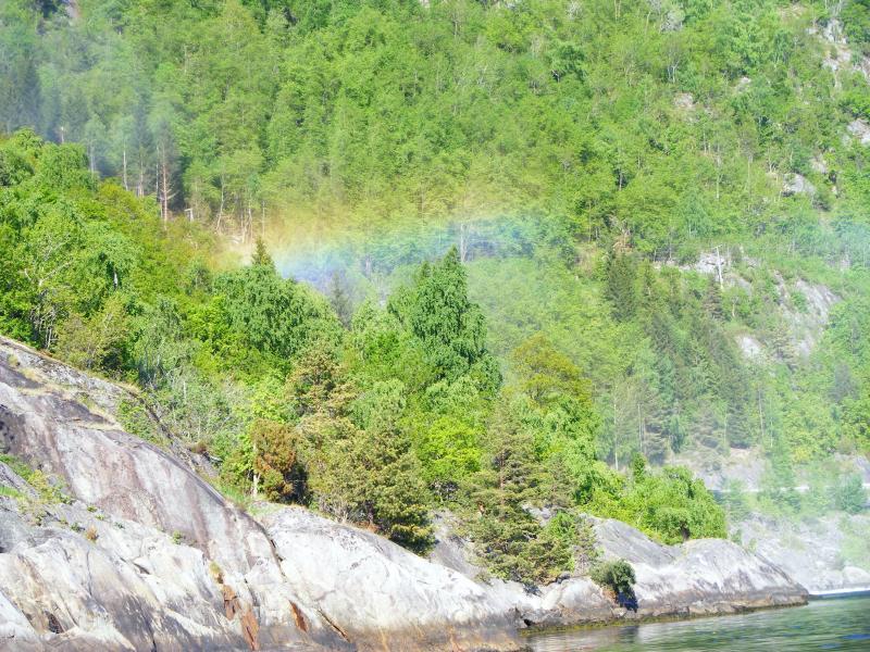 Naturschauspiel am Wasserfall, ein halber Regenbogen.