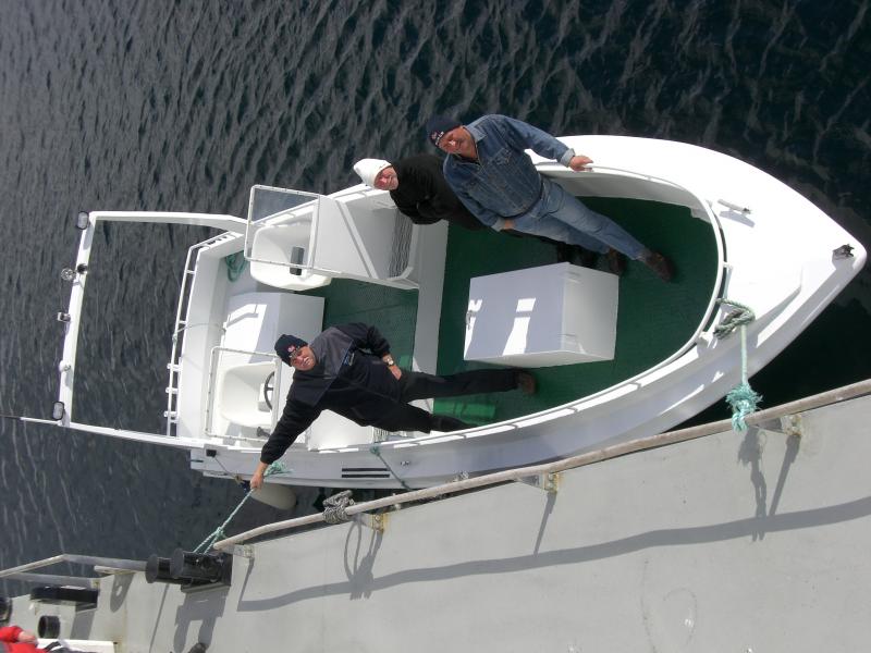 Ole ist mit uns zu den Lachsfarmen raus