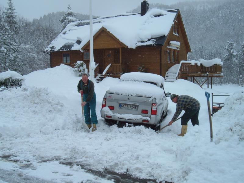 Ostern2012 Martin beim "angeln" , keine Möglichkeit, zum Räucherofen zu kommen, genauso filetieren/trocknen...