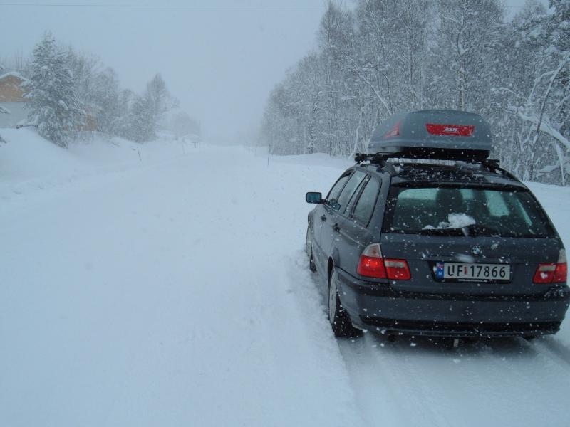 Ostern2012 ... und brauchte trotz Hilfe eines Räumfahrzeuges noch eine halbe Stunde auf gerader Fläche, um wieder weiter zu kommen. Grund: Auf blankem