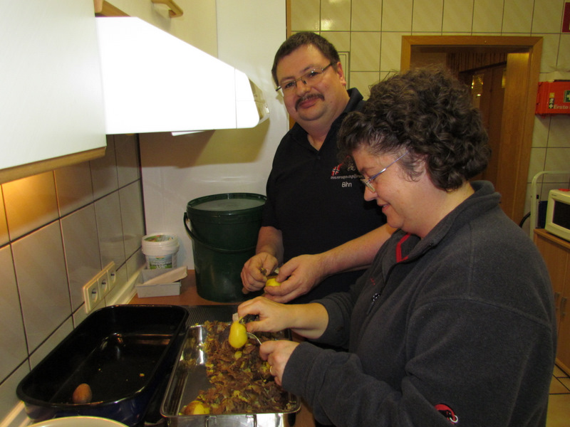 Partnerlich Kartoffeln pellen macht einfach mehr Spass