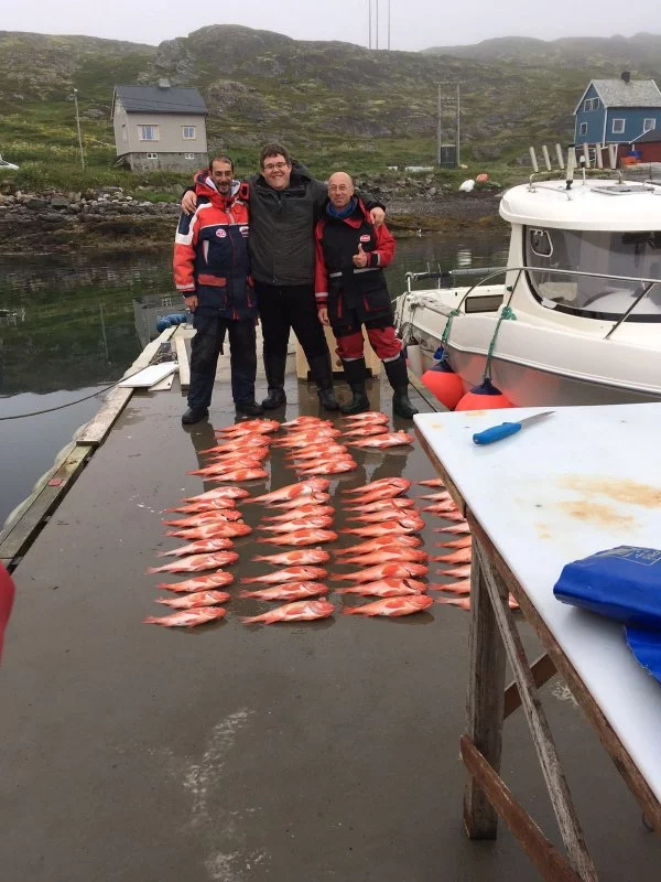 Rotbarsche und glückliche Fischer.