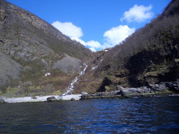 Schmelzwasser ergießt sich in den Fjord