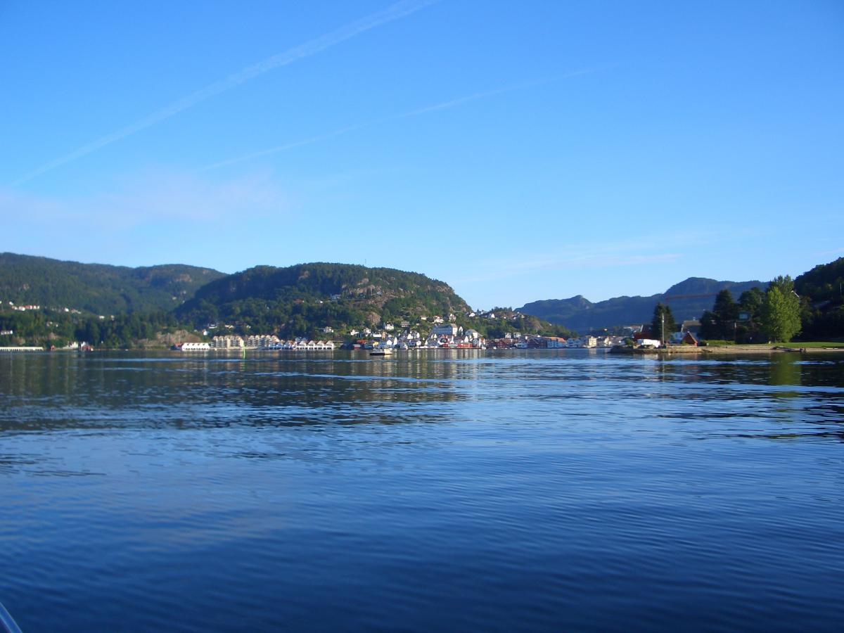 Sicht auf die Hafeneinfahrt, rechts ist Groennes.. Strand und Festung