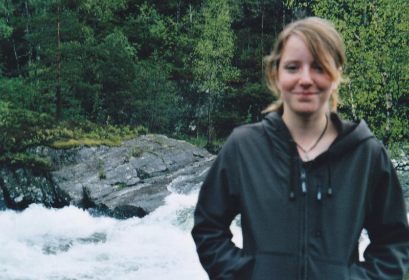 Tochter vor einem reißenden Fluss