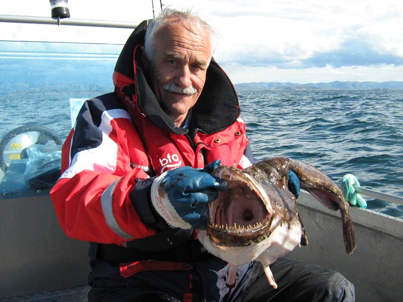 Willi mit 2,5kg Seeteufel Bessaker 09!

Der Schlund sieht aus wie n Popoloch, sry :-)