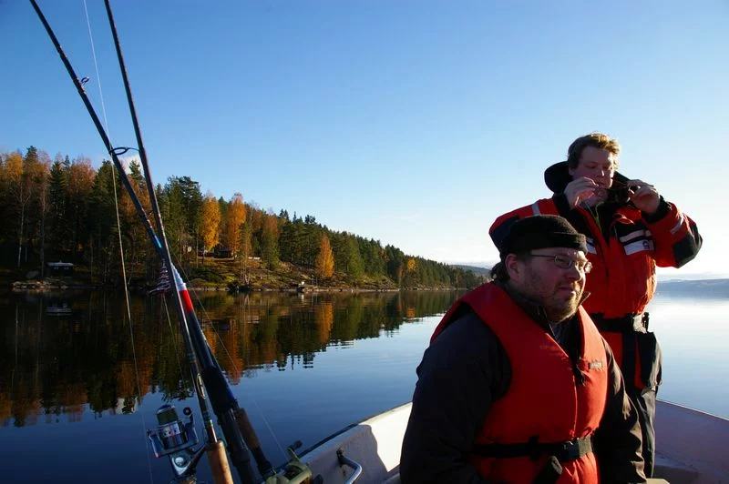 Wir hatten zu jeder Seite zwei Schleppruten ausgebracht. Die Wobbler schleppten wir in einer Tiefe von ca. 3m. Der pelagische Hecht sollte auf 7-10 m