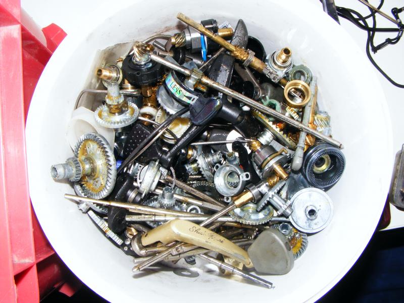 Zerlegte Angelrollen,  noch nicht sortierte Ersatzteile 2